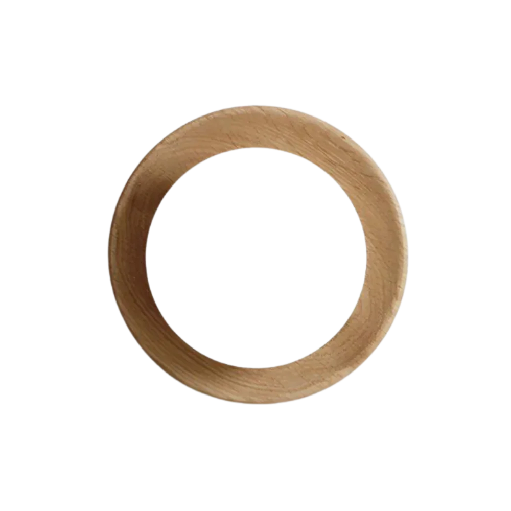 Detalle del marco circular de madera natural