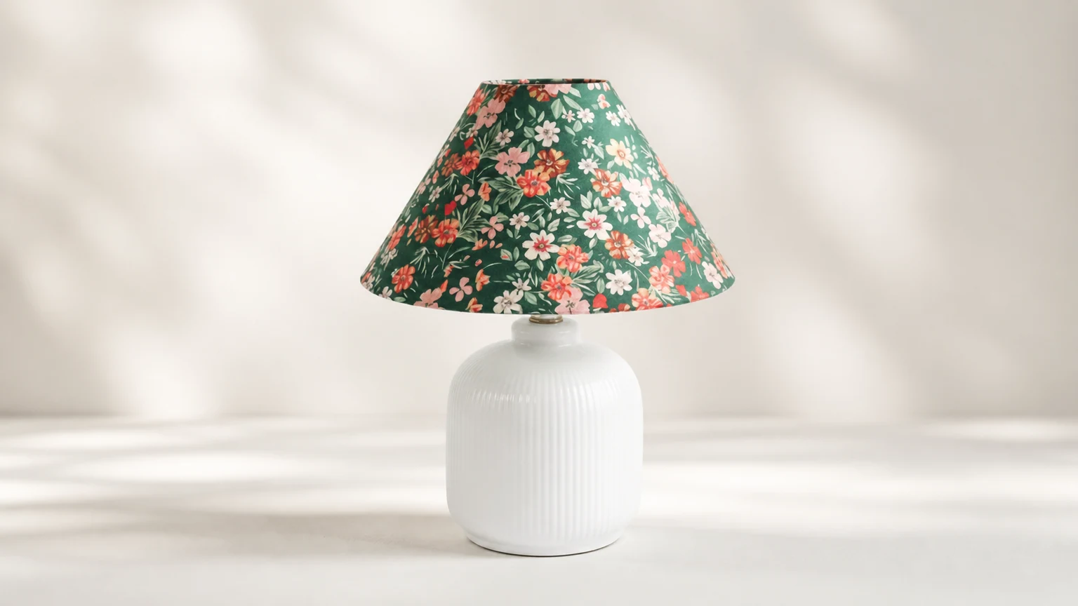 Zimozielona, ​​kwiatowa lampa stołowa D327 w ciepłej, botanicznej atmosferze
