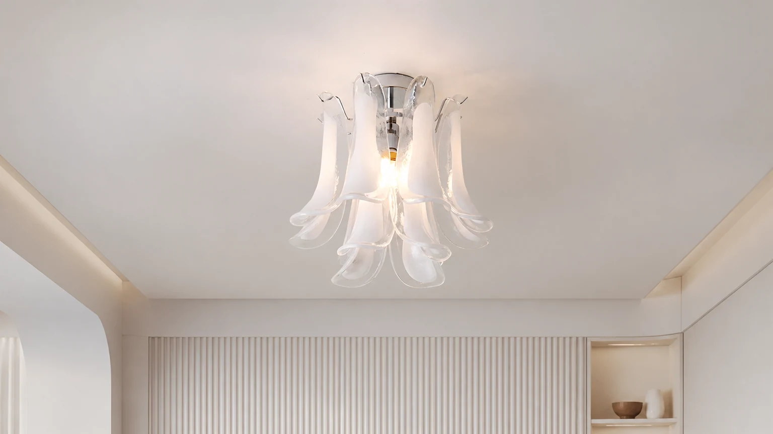 Warstwowa lampa sufitowa Serenza D344 pokazana jako kompletna rzeźbiarska lampa sufitowa w pomieszczeniu