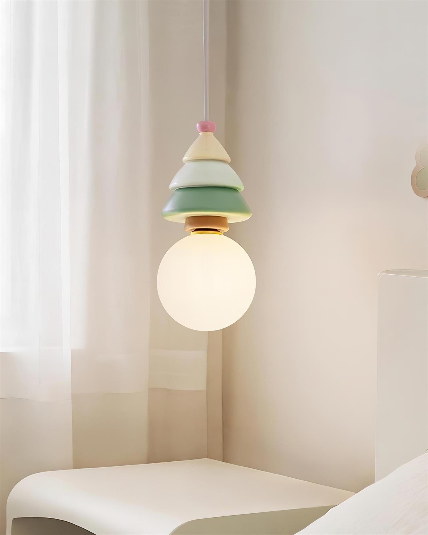 Lampa wisząca Luma Globe instalowana w pobliżu zasłon i mebli
