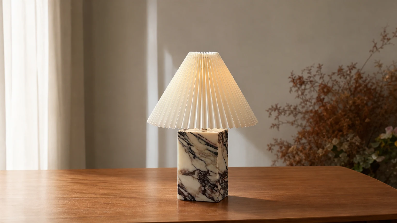 Lampa stołowa Arouca D633 w ciepłej scenerii wnętrza stołu