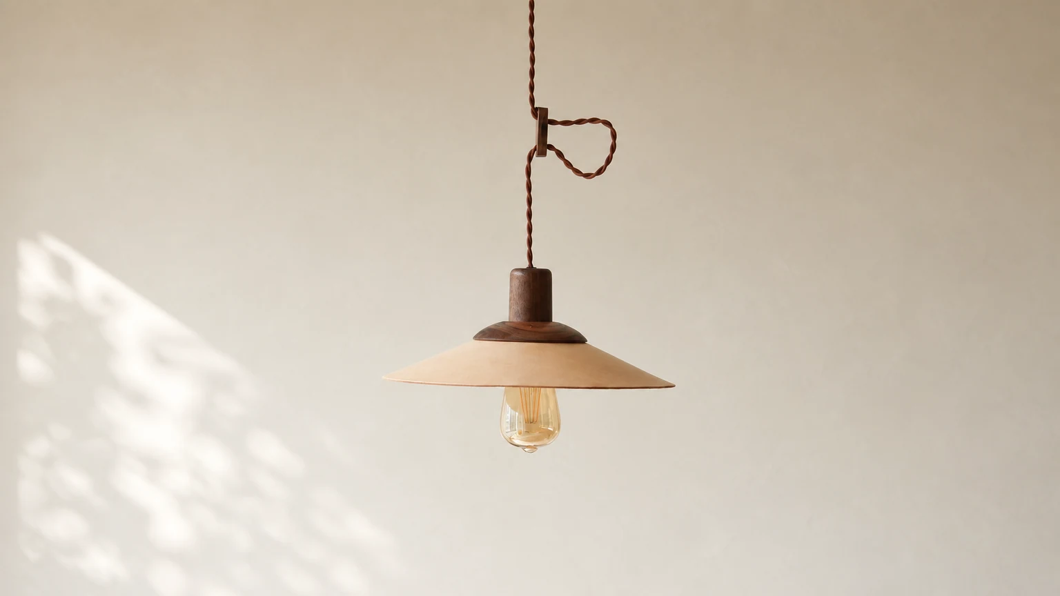 Skórzana drewniana lampa wisząca w ciepłej scenerii wnętrza