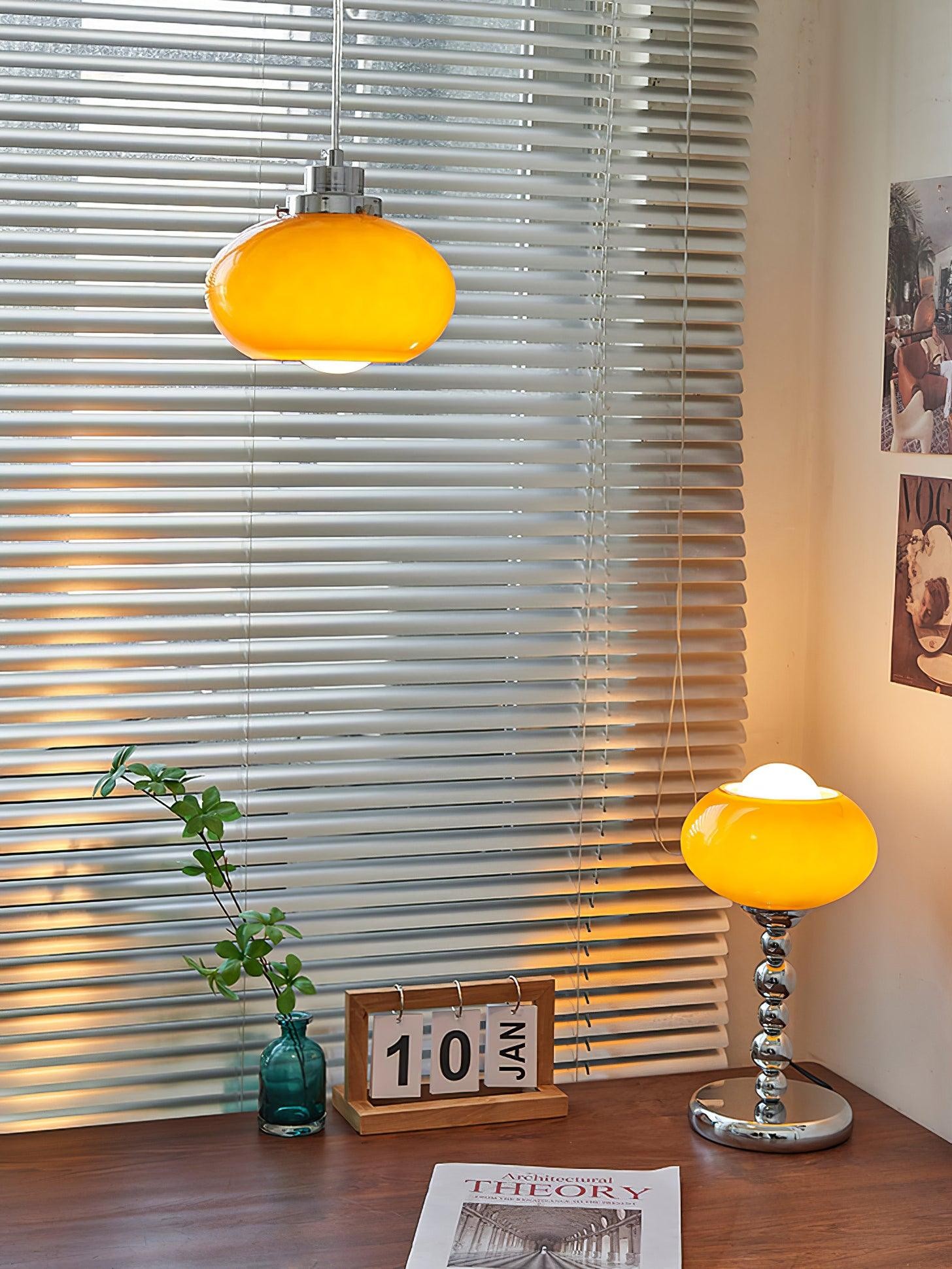 Zapalona lampa stołowa po prawej stronie sceny w pomieszczeniu