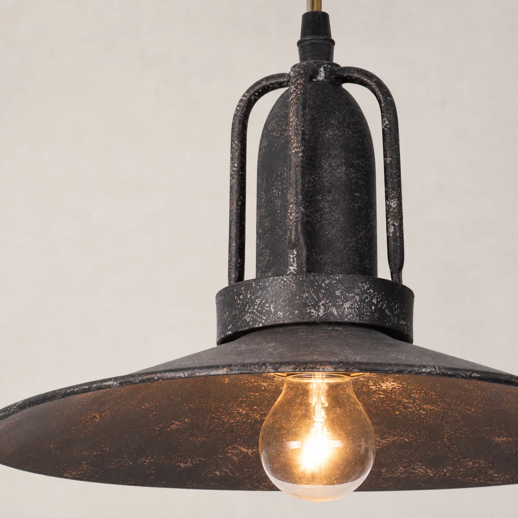 Zbliżenie na wykończenie i konstrukcję lampy wiszącej Allentown D468