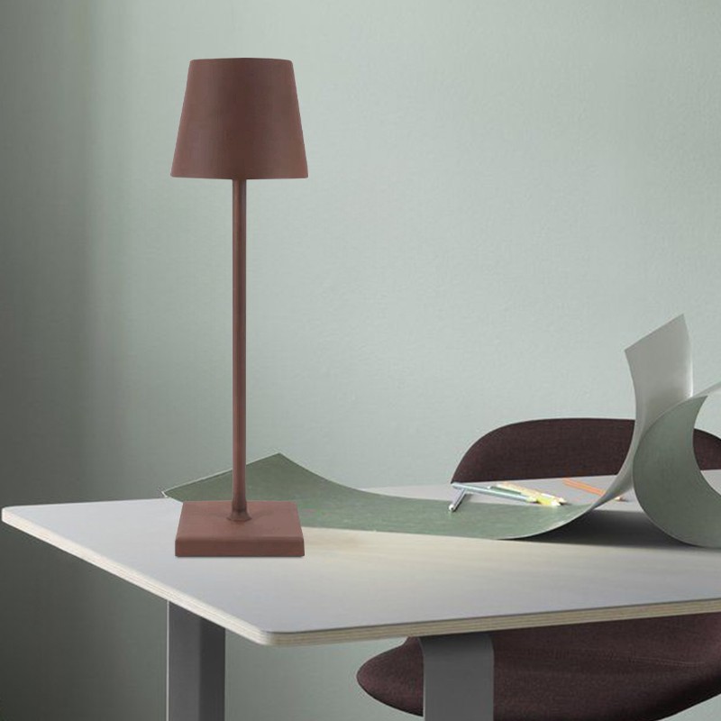 S11 uppladdningsbar bordslampa i minimalistisk skrivbordsmiljö