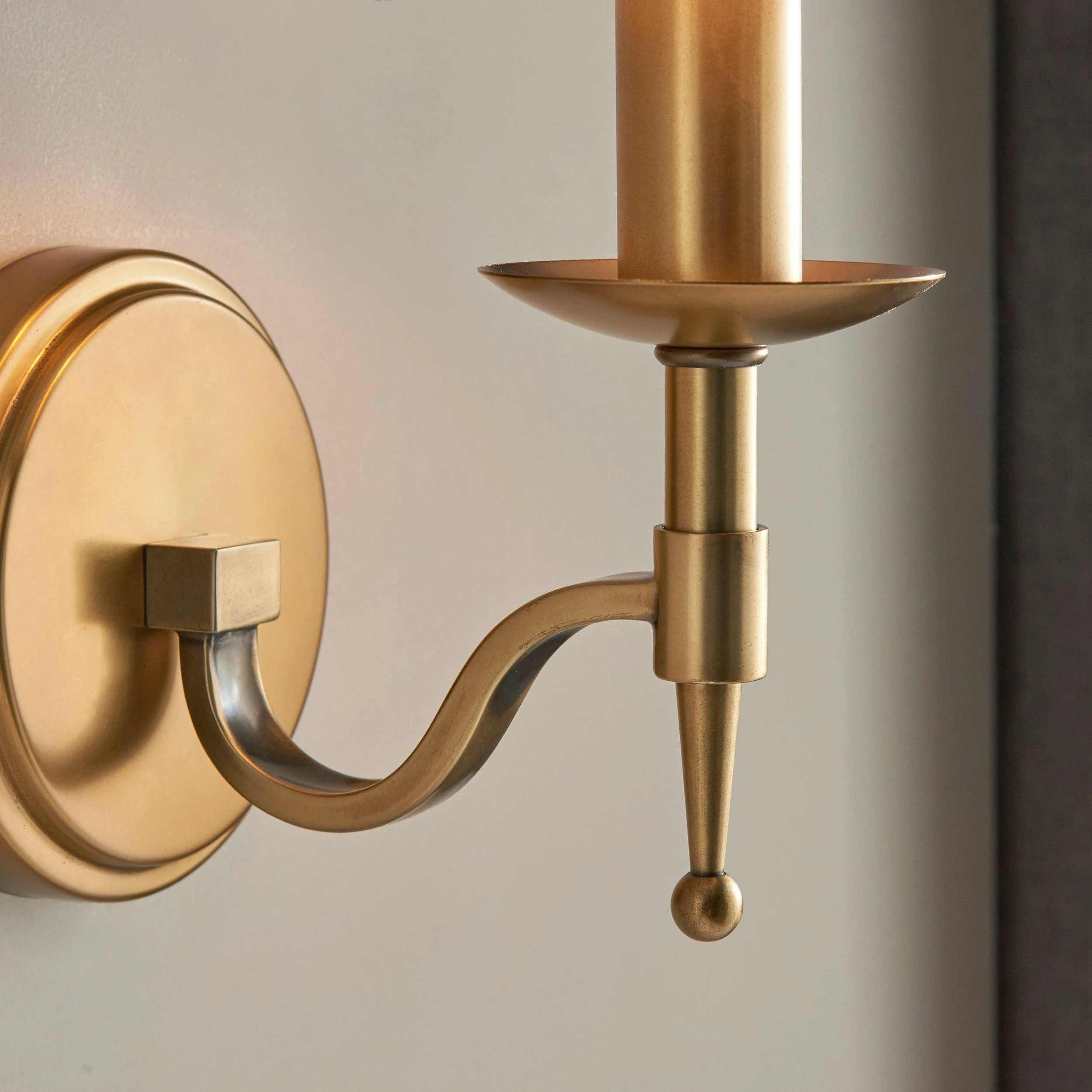 Tela Traditional Brass Wall Light - Classic Curved-Arm Sconce for Living Room & Hallway T655