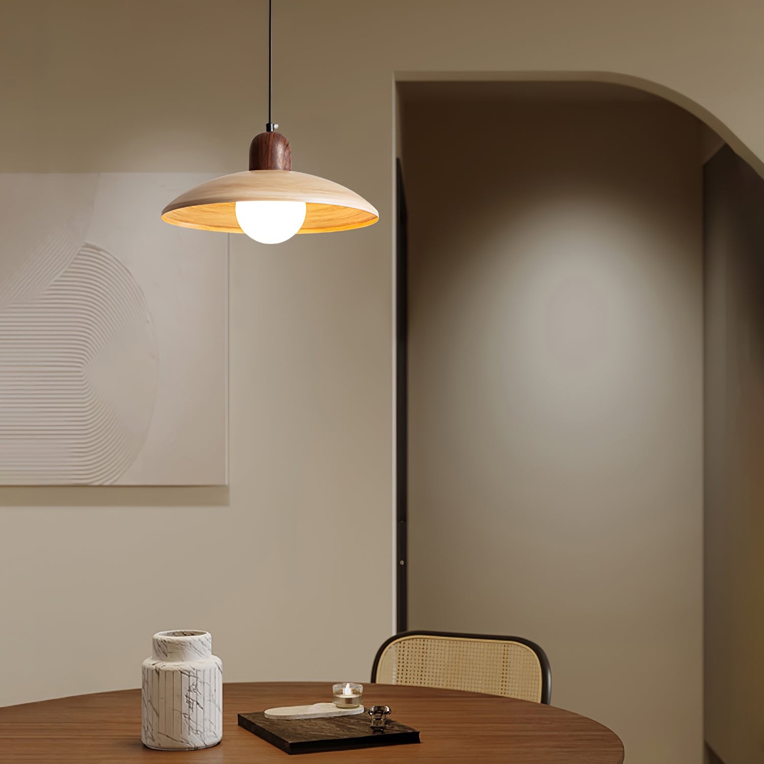 Lampa wisząca zapalona nad stołem w wewnętrznym pokoju