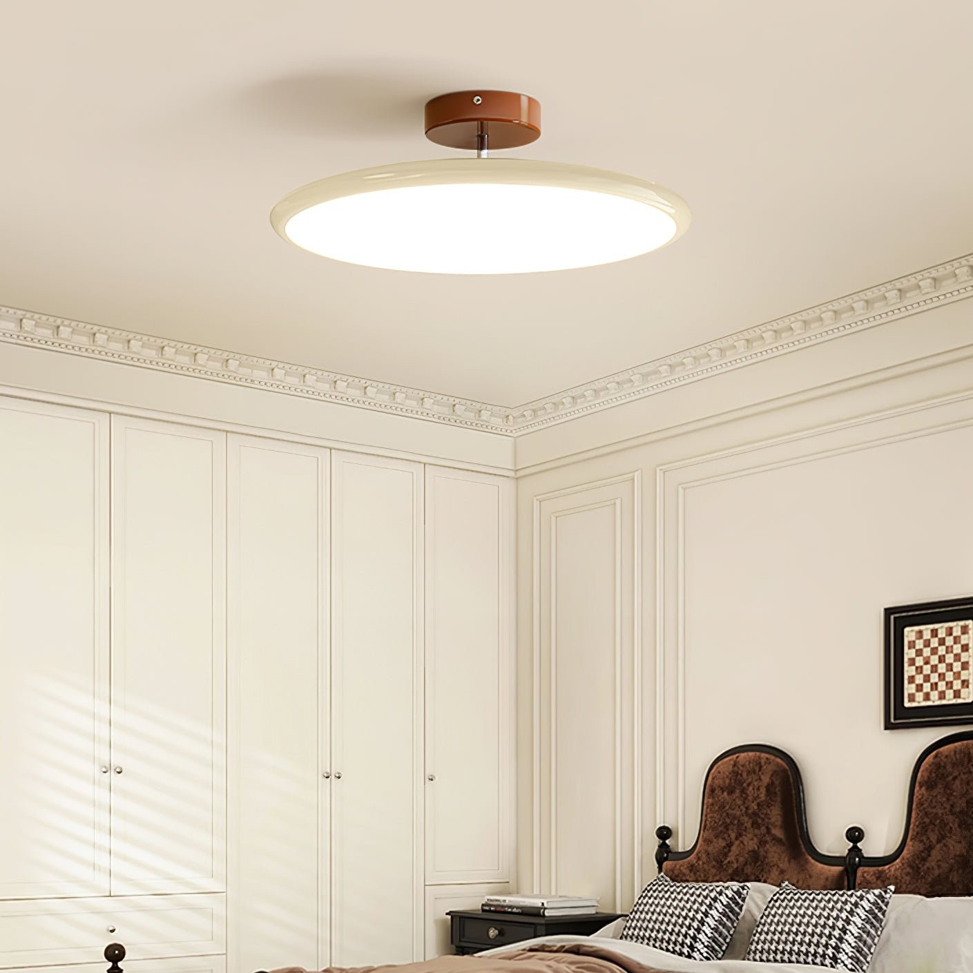 Moderne justerbar skiveformet taklampe M367 over en seng