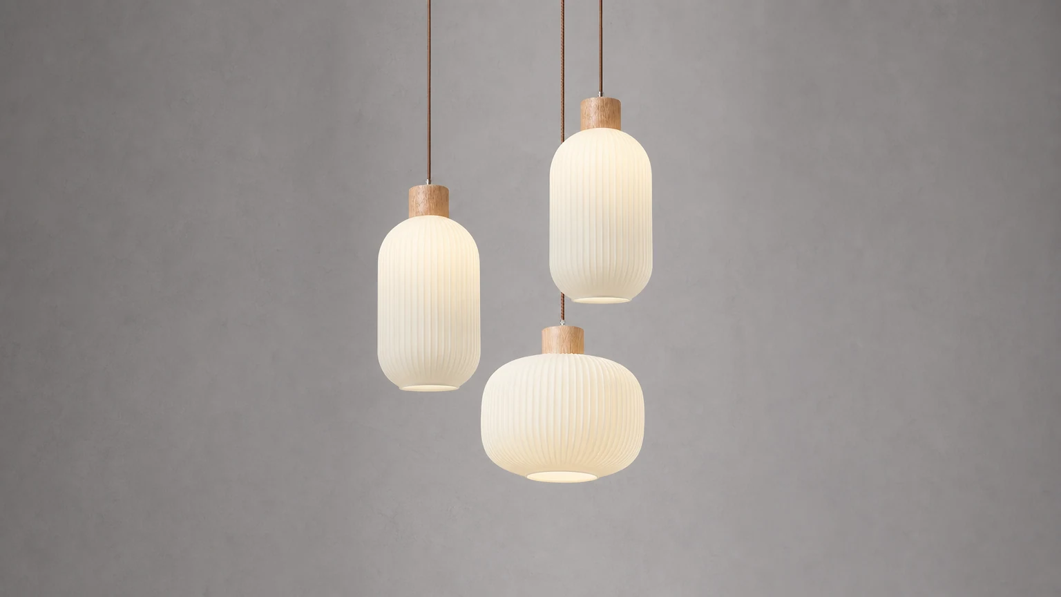 Szklana lampa wisząca w kolorze nordyckiej białej latarni w spokojnym wnętrzu