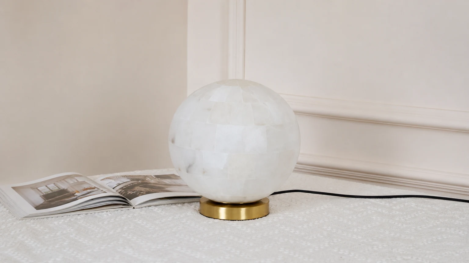 Alabastrowa lampa stołowa Ball D433 w ciepłej oprawie stołowej