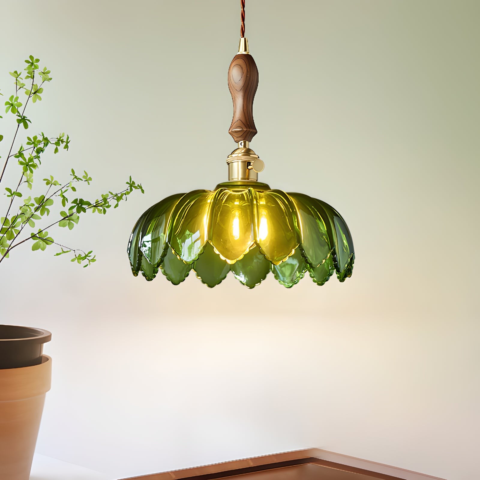 Grønn kronbladslampe i et stilfullt hjørne med plante og bord