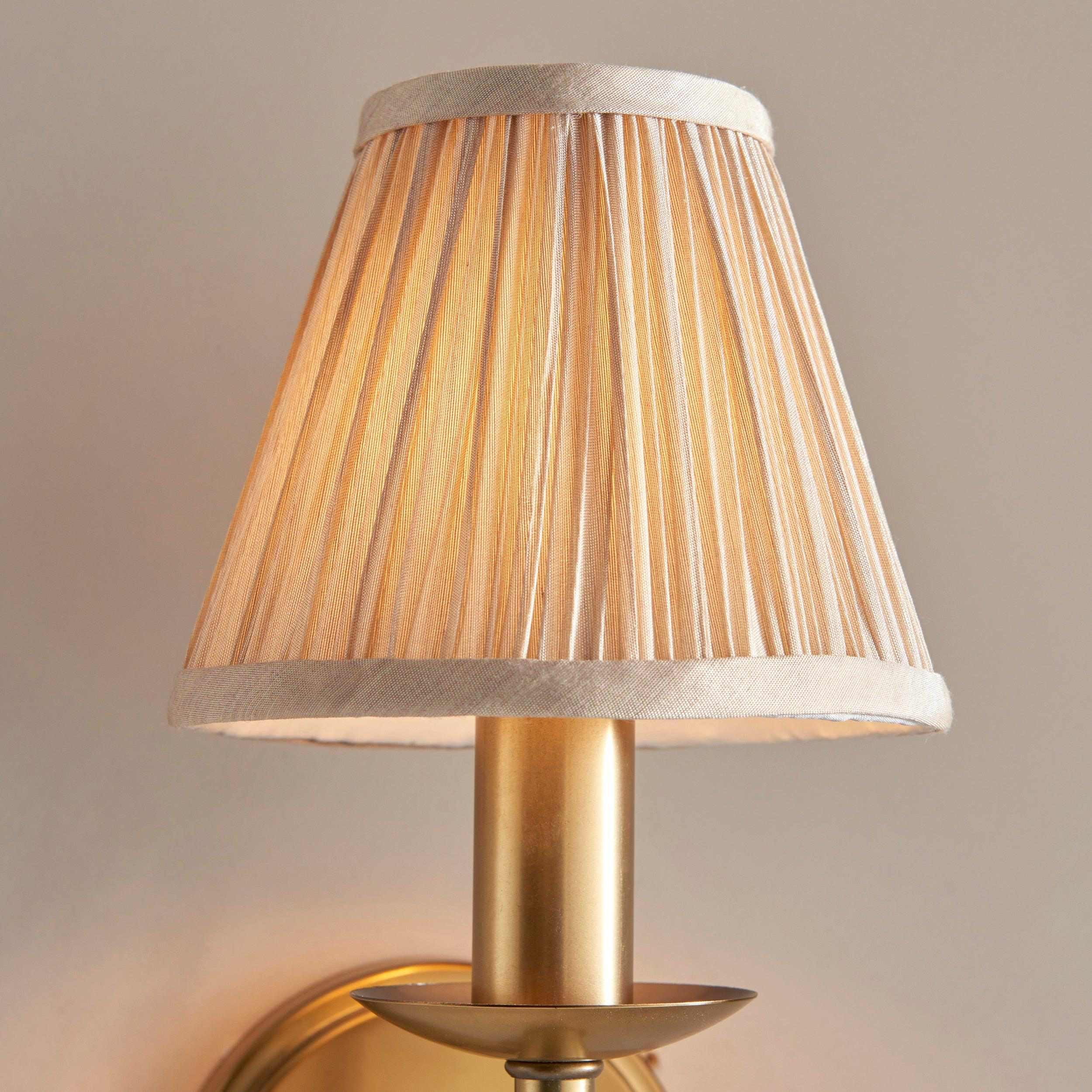 Tela Traditional Brass Wall Light - Classic Curved-Arm Sconce for Living Room & Hallway T655