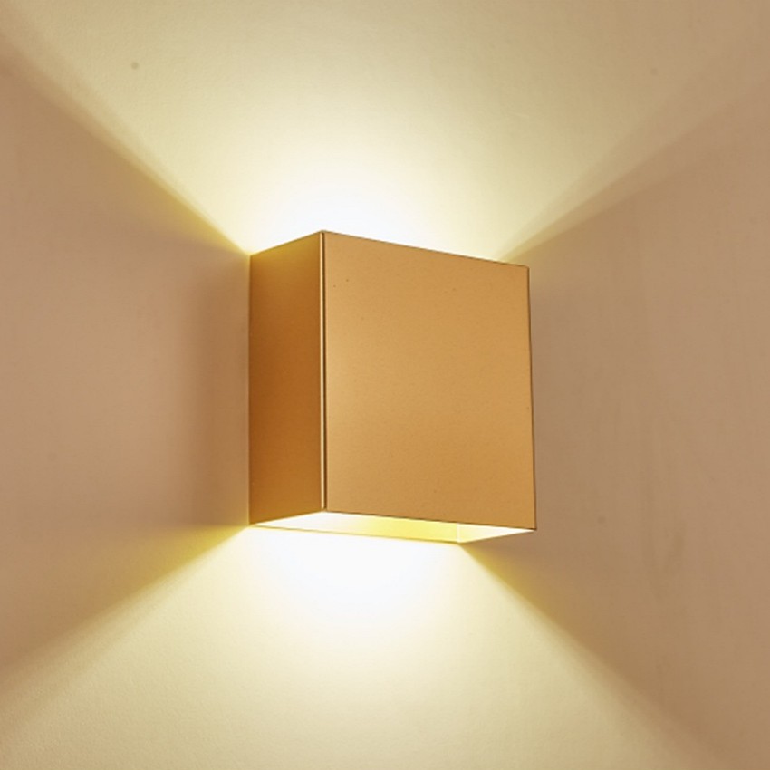Guldkub LED-vägglampa installerad på vägg med varmt ljus