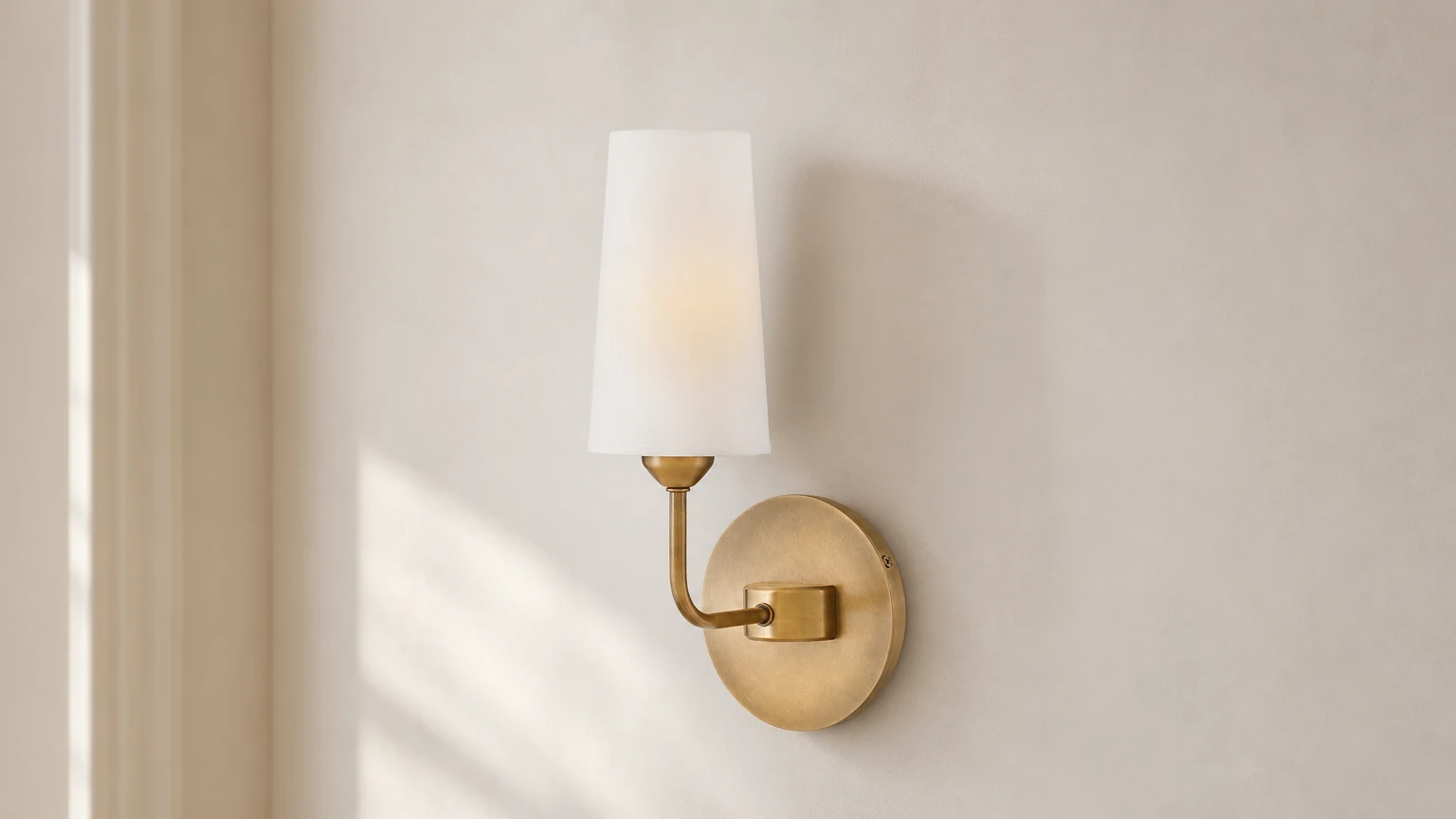 Lewis Wall Lamp D716 Mosiężny kinkiet z białym abażurem z tkaniny, przeznaczony do wnętrz