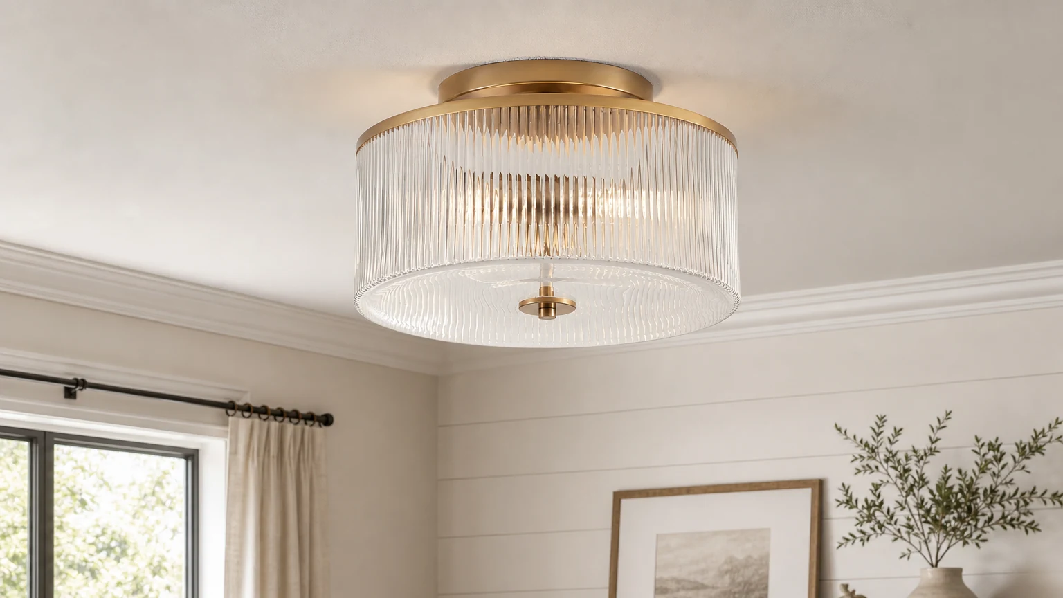 Lampa sufitowa Claude z prążkowanym szklanym bębnem zainstalowana w ciepłym pomieszczeniu