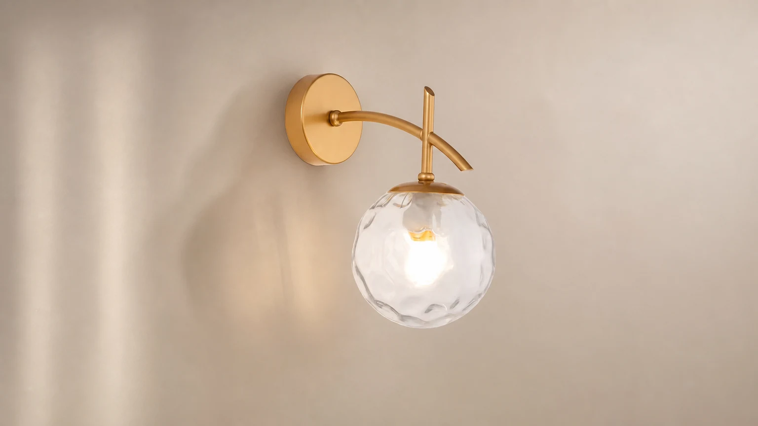 La lámpara de pared Celestial Orb D907 se muestra en una cálida escena de pared interior.