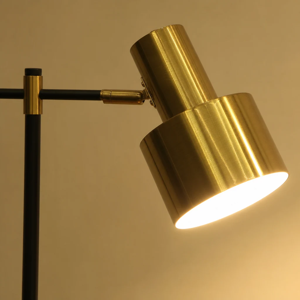Zbliżenie na metalowe wykończenie metalowej minimalistycznej lampy stołowej Art Deco M544