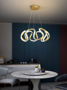 Żyrandol LED Gold RIBBON w scenie w jadalni