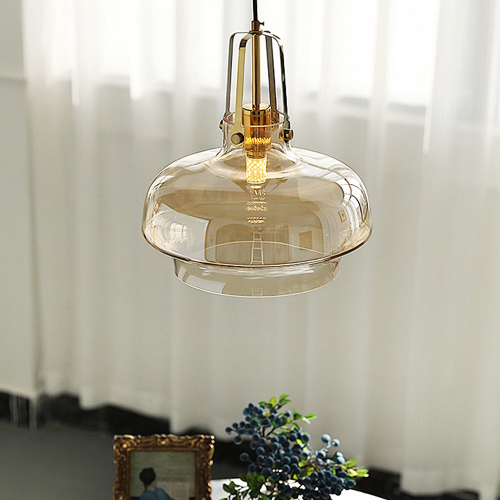 Lampa wisząca w pokoju z zasłonami i dekoracją na blacie