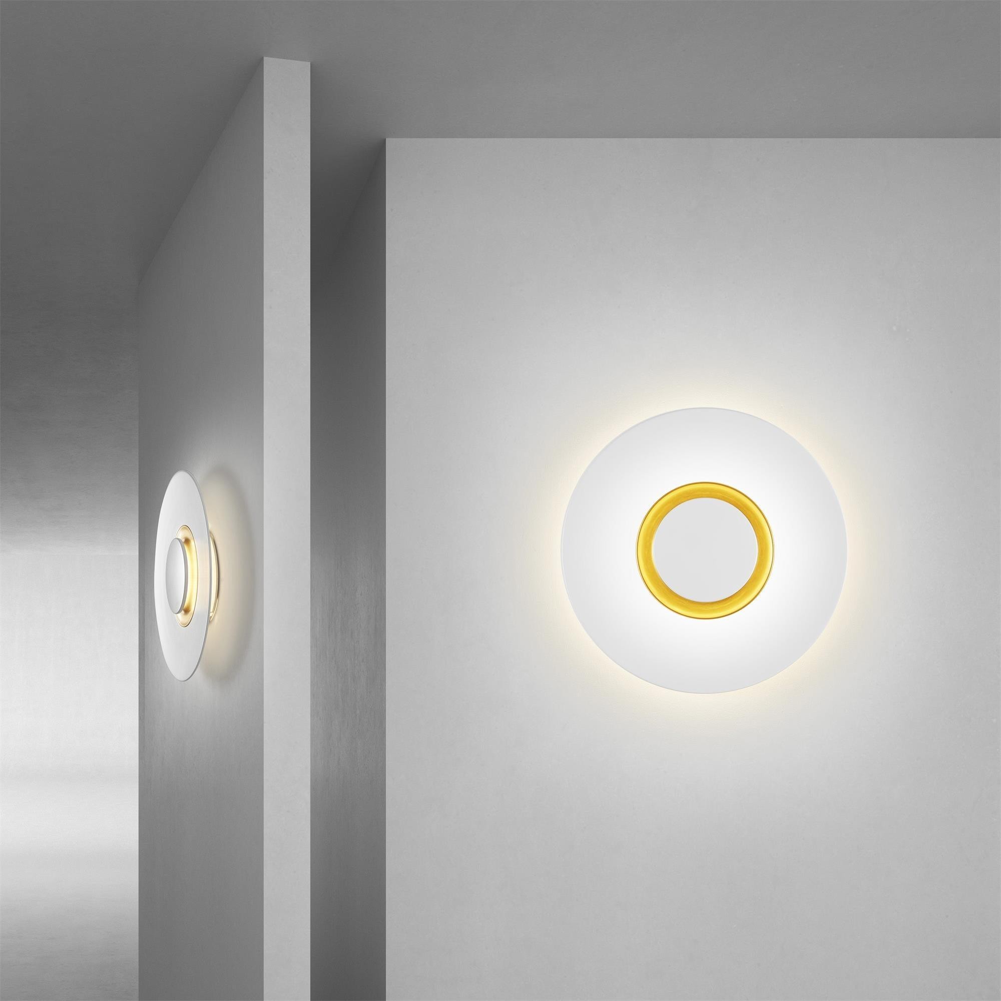 Innervegg med front- og sidevisning av rund vegglampe