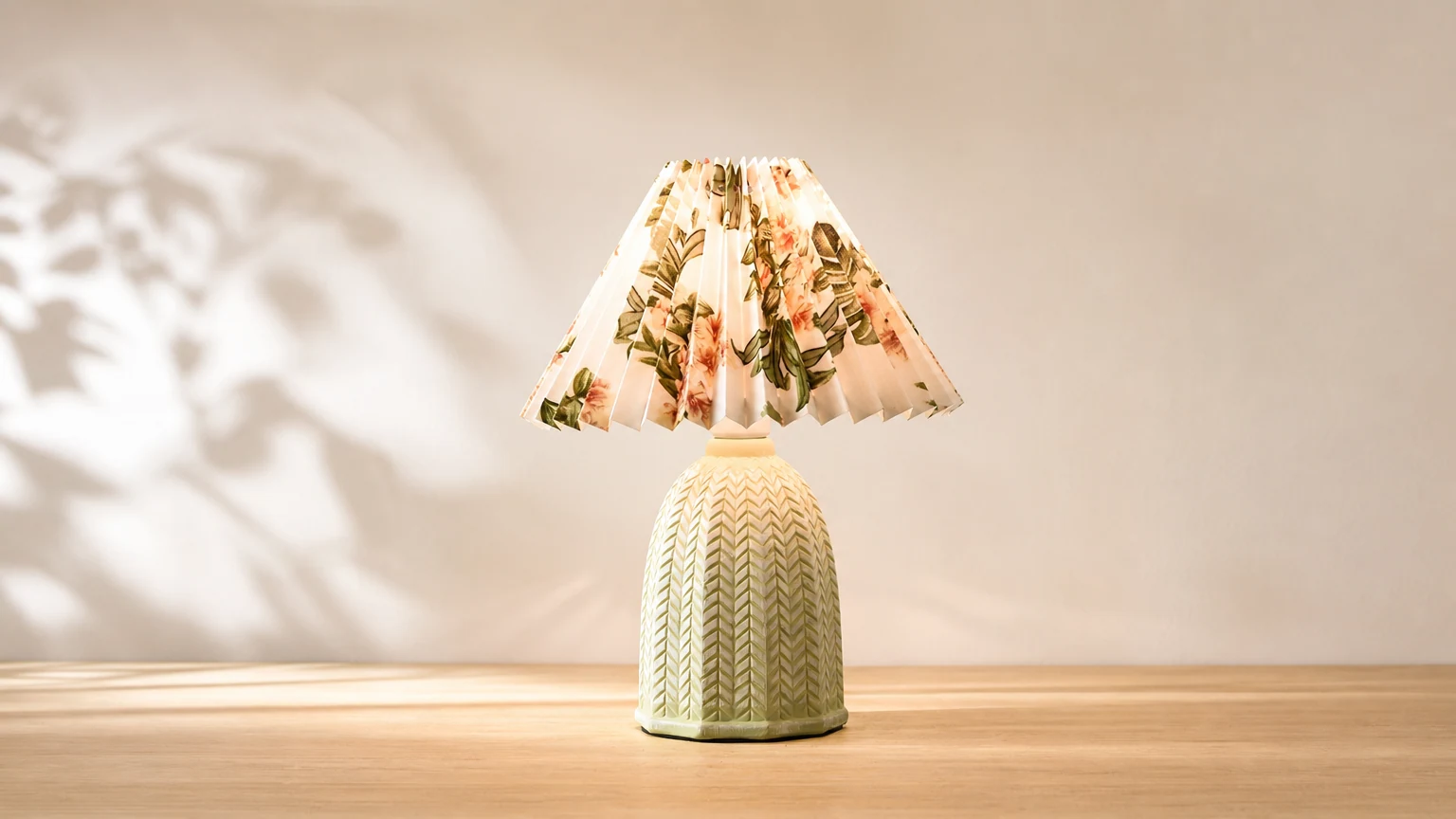 Pozioma scena lifestylowa plisowanej lampy stołowej Vintage M307
