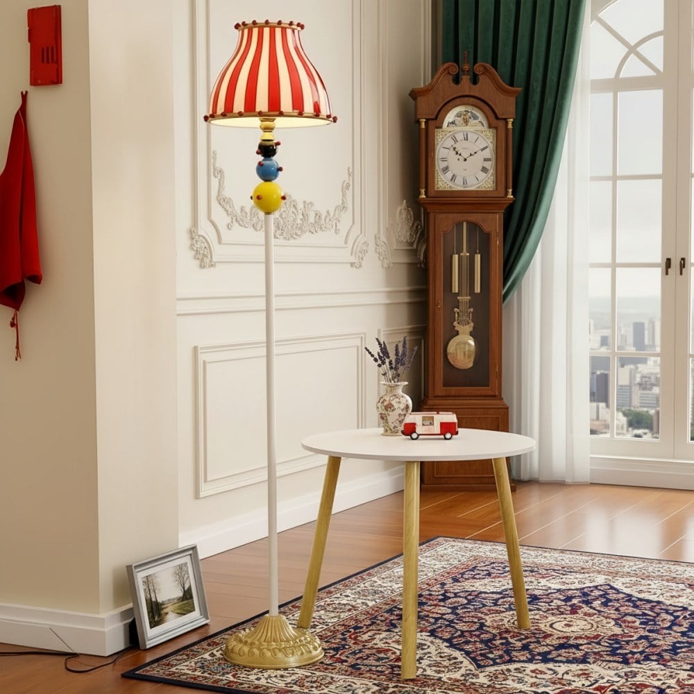 Lámpara de pie arqueada Festilo Circus en una escena de una habitación de estilo de vida.