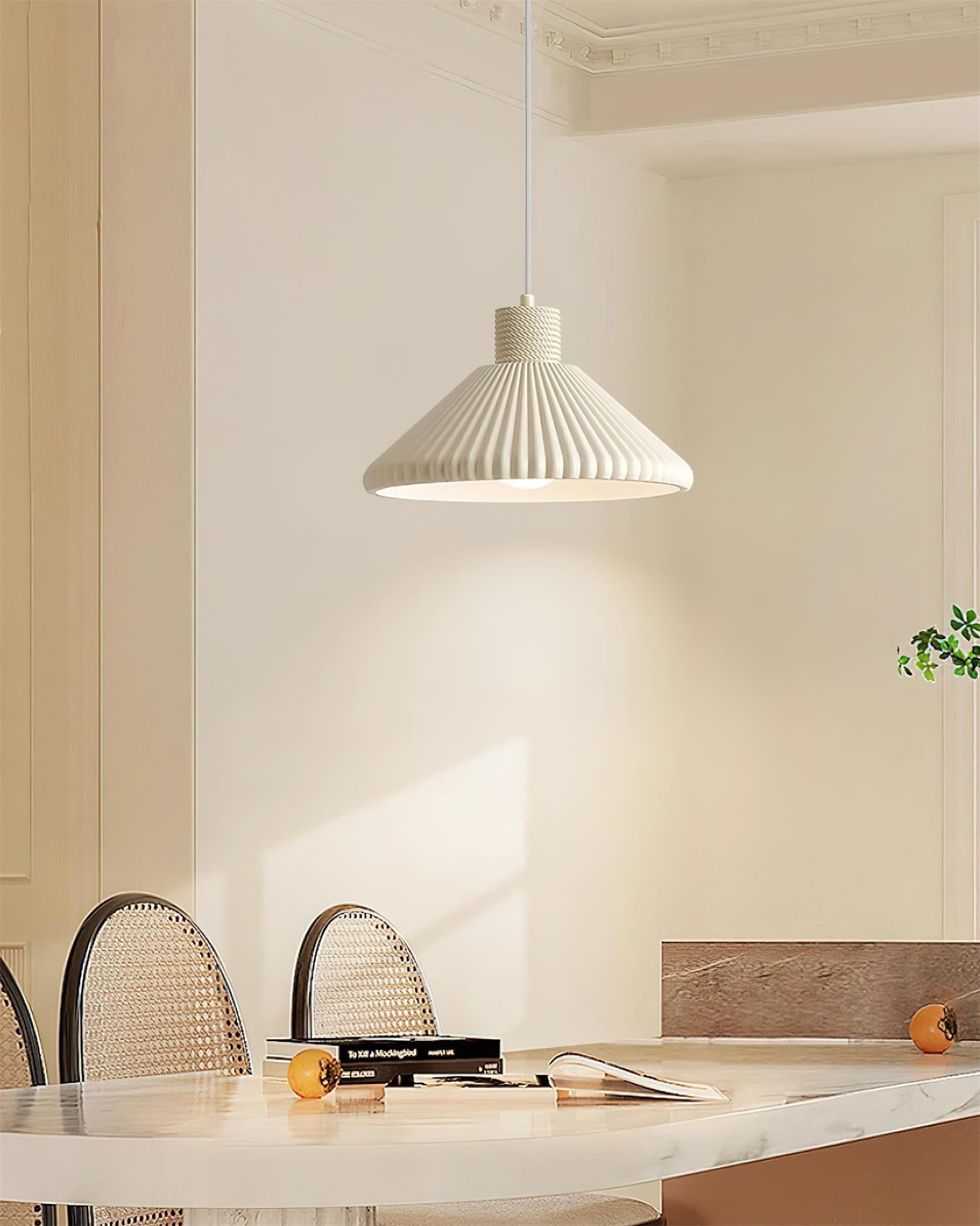Lampa wisząca nad blatem kuchennym lub jadalnianym
