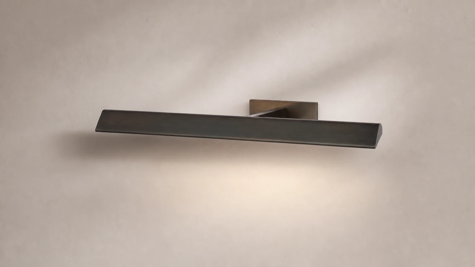 Liniowa lampa obrazowa Libris zainstalowana nad oprawioną grafiką ścienną