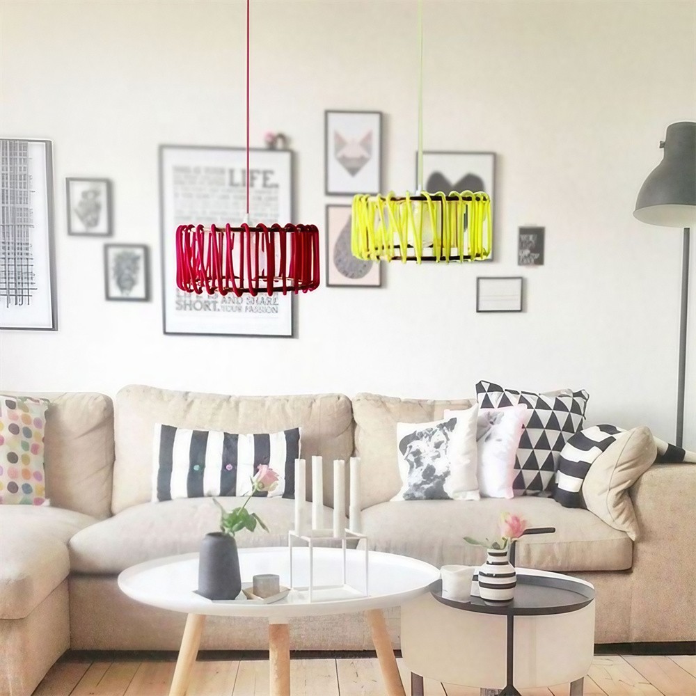 Macaron-hänglampor installerade ovanför en sittgrupp i vardagsrummet