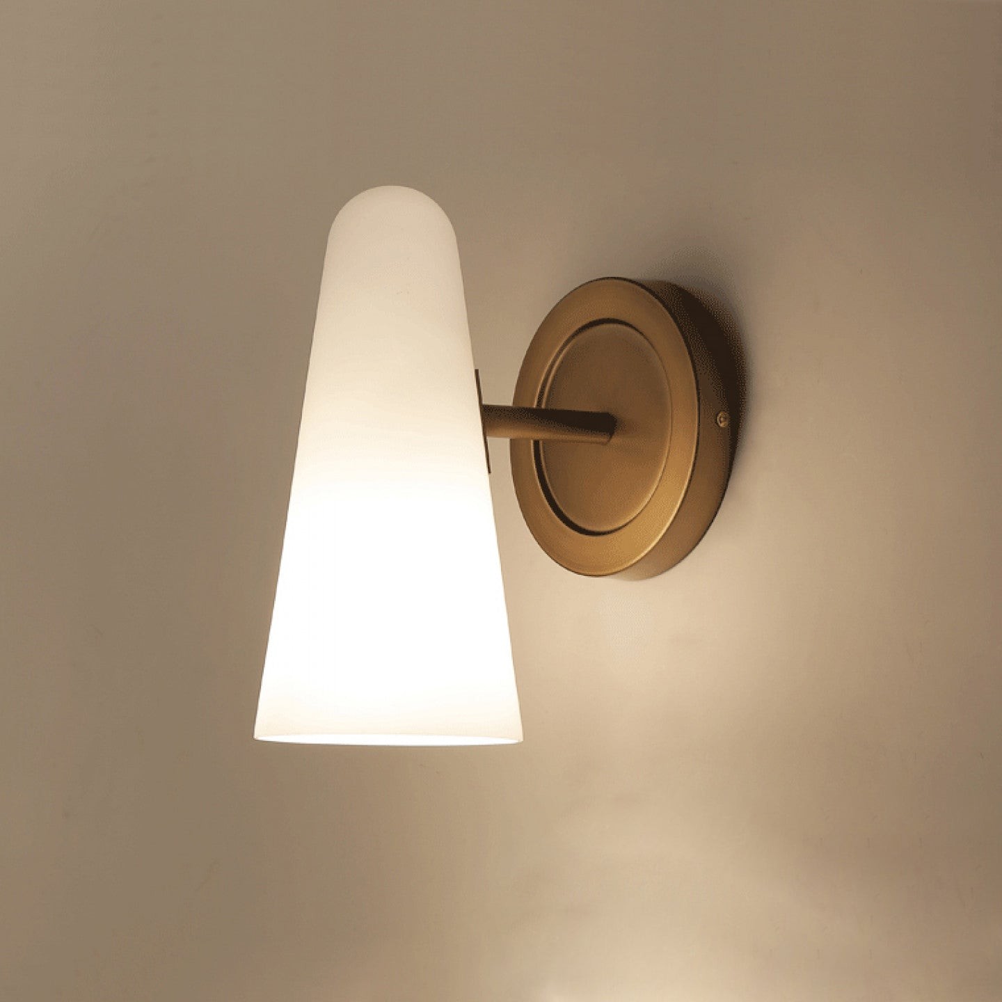 Nordic Simple Light Luxury Brass Wall Lamp M131