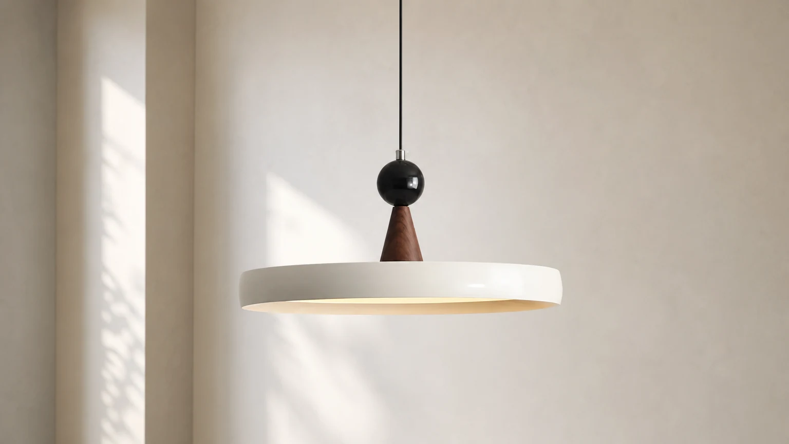 Lampa wisząca UFO z wahadłowym ramieniem P037 zainstalowana w ciepłym, nowoczesnym pomieszczeniu