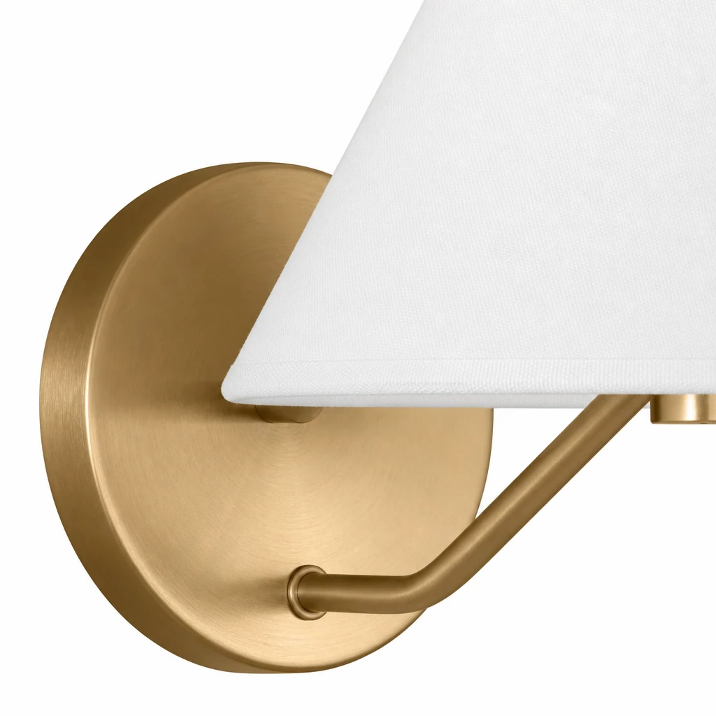 Zbliżenie na mosiężny korpus Burke Sconce D495 i biały klosz