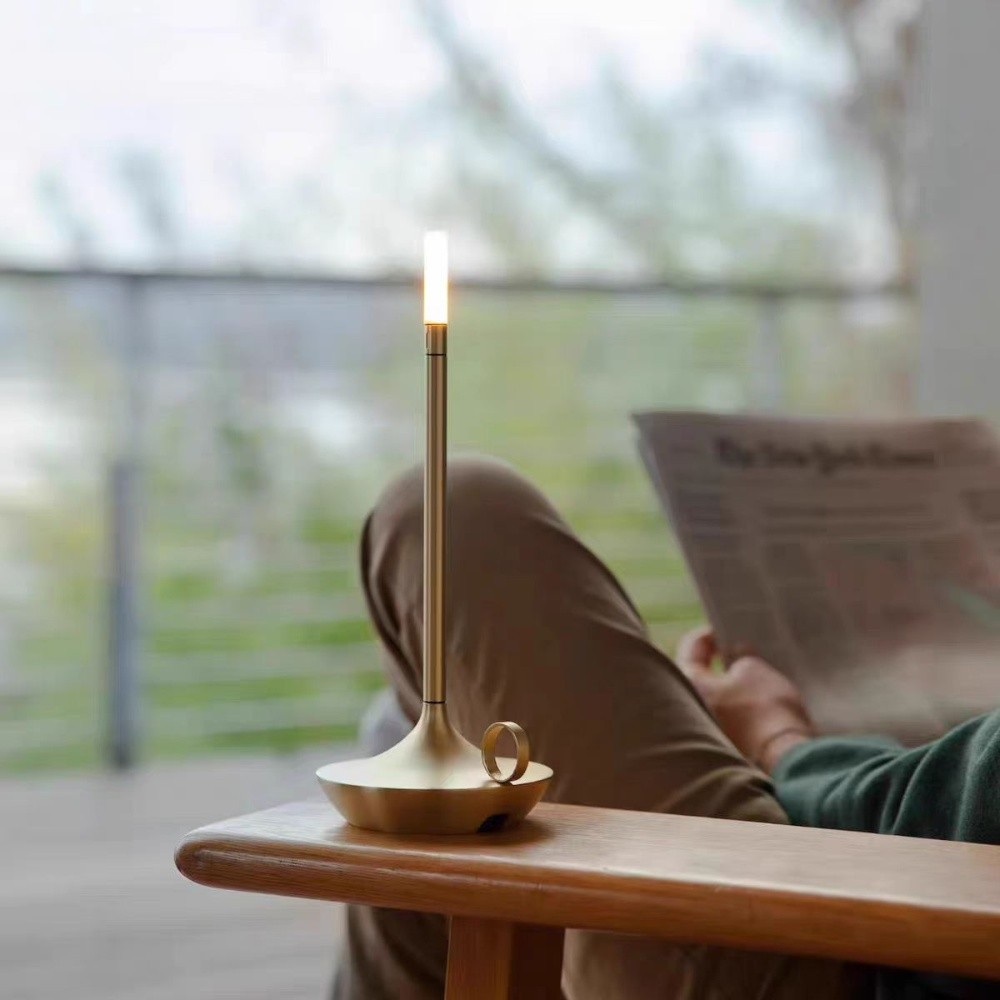 Lampa S183 umieszczona na bocznym stoliku w scenie salonowej