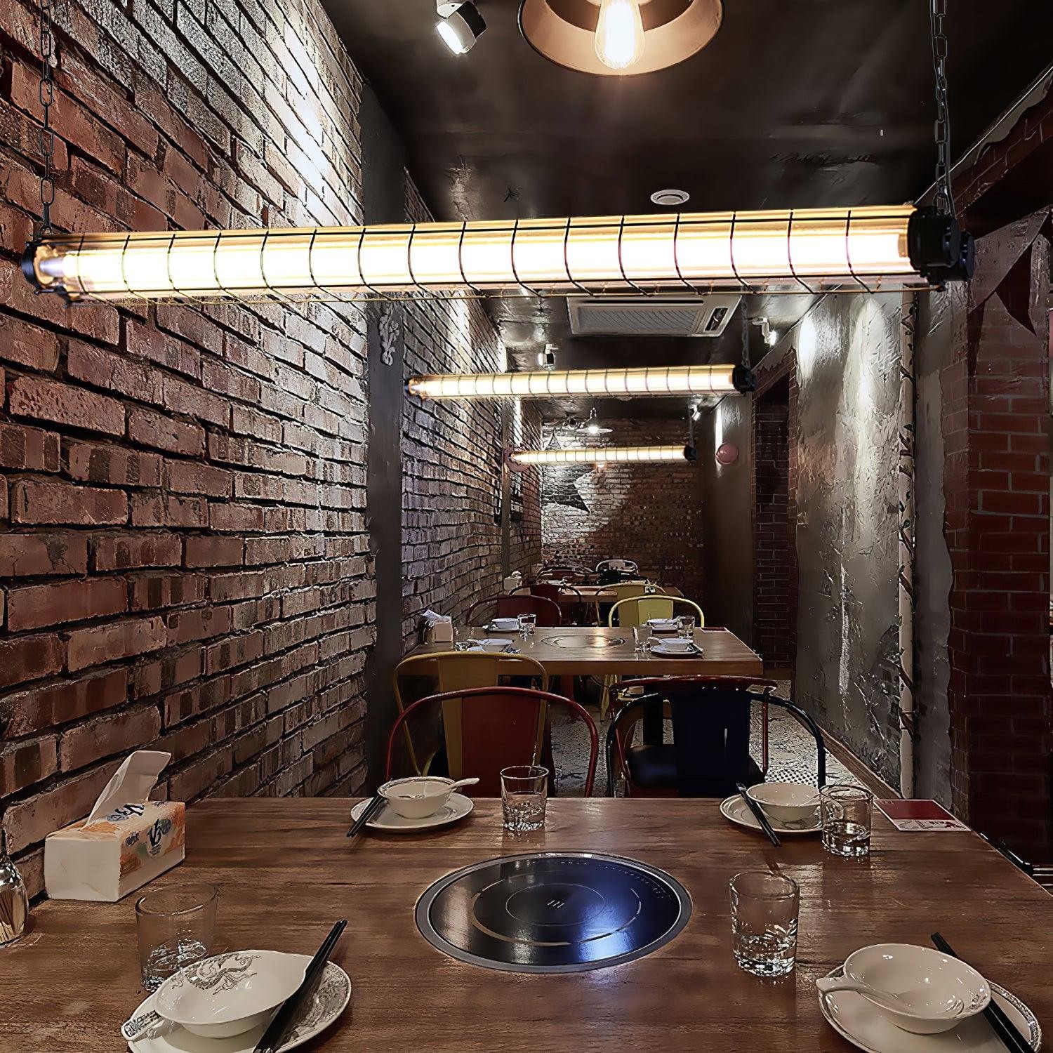 Liniowy żyrandol nad miejscem do siedzenia w restauracji