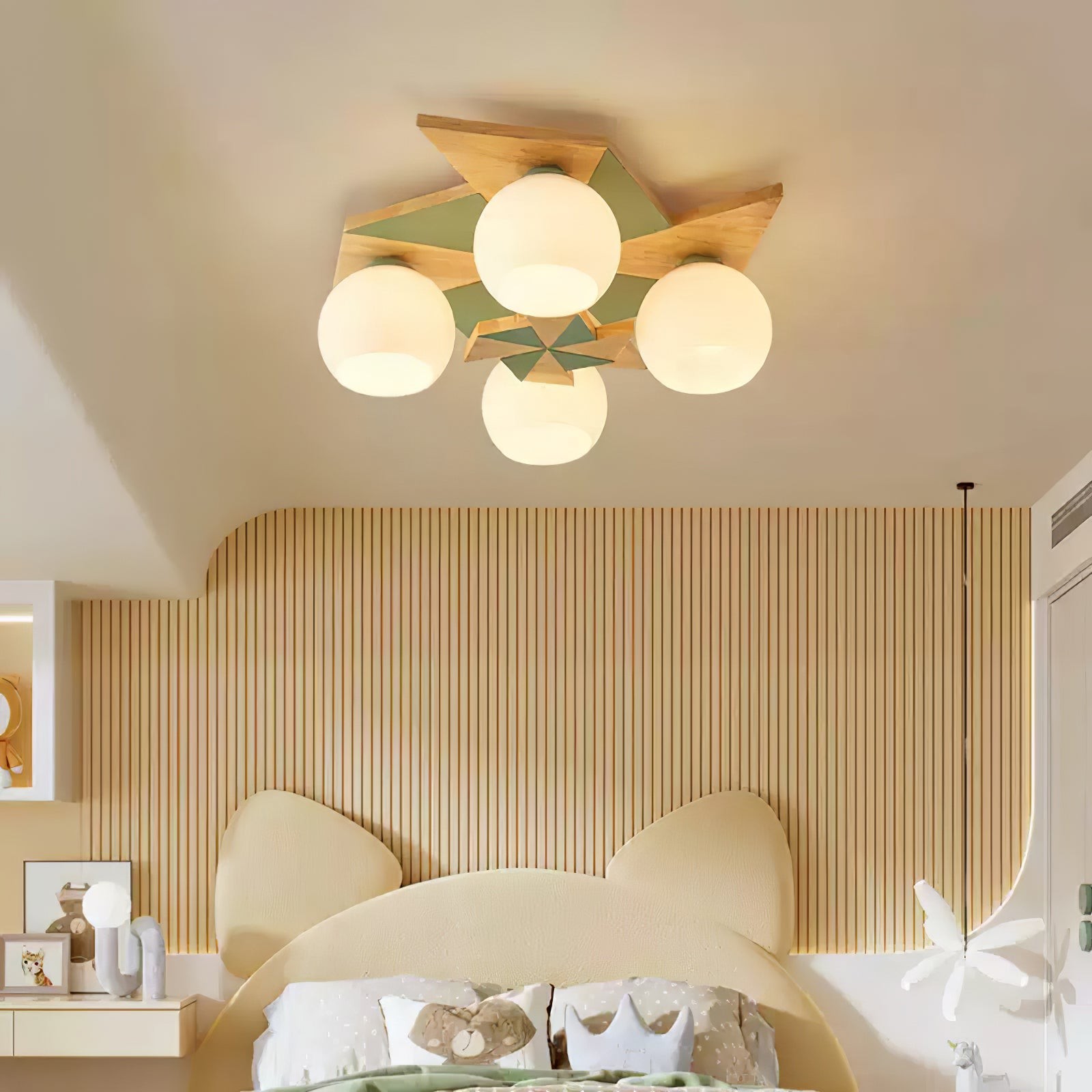 Plafonnier en forme de moulin à vent présenté dans une scène de chambre à coucher confortable