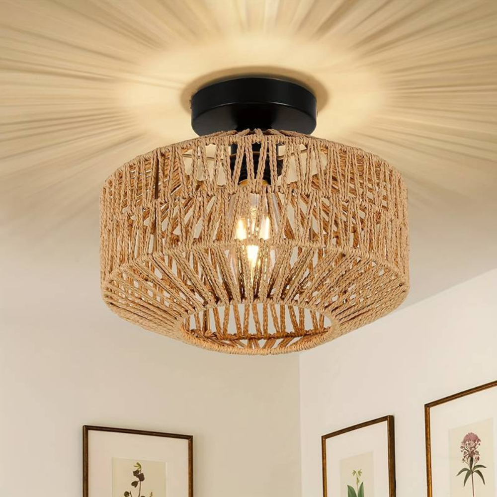 Plafonnier en rotin marron installé avec éclairage à motifs au plafond