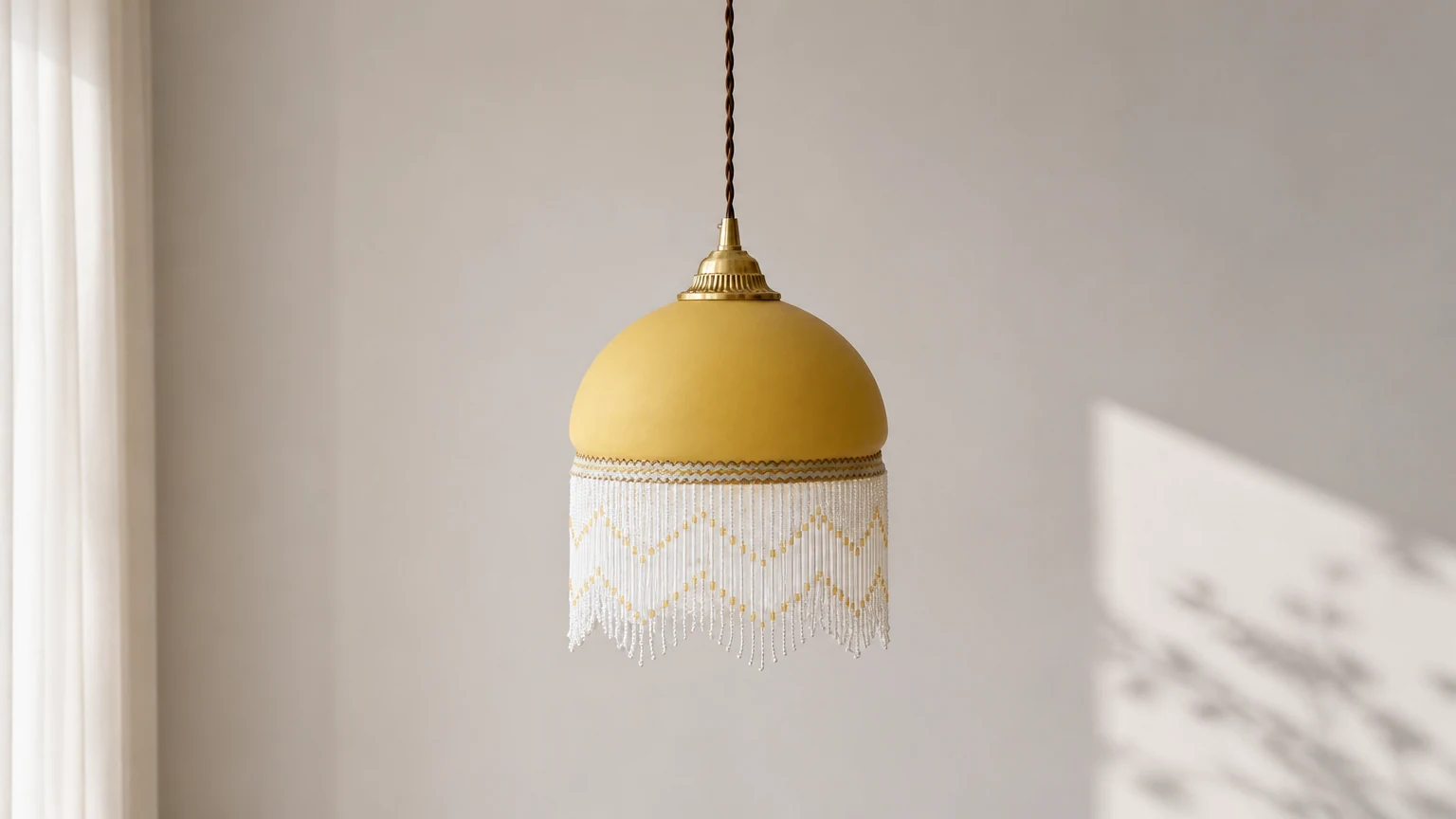 Lampa wisząca Vili Tassel D47 w ciepłej scenerii wnętrza
