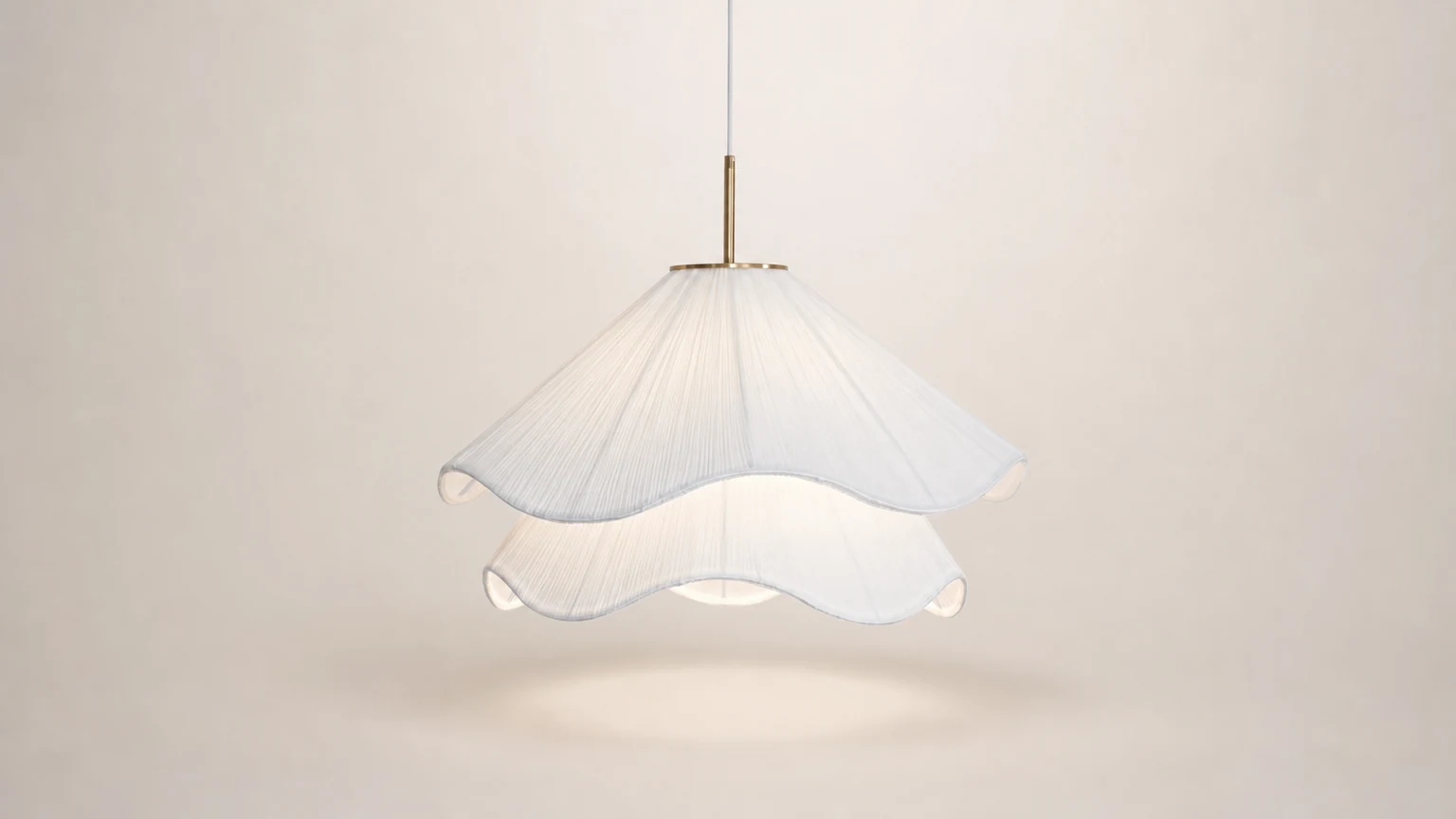 Biała, warstwowa lampa wisząca M249 w ciepłym wnętrzu