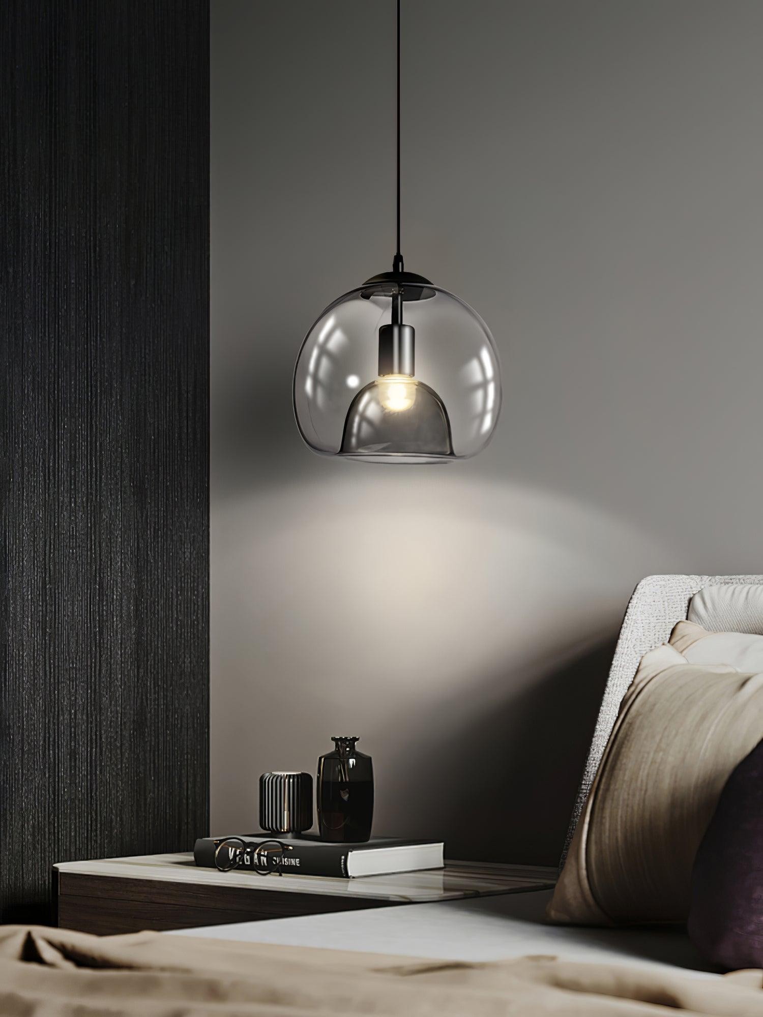 Lampa wisząca Pearl Essence umieszczona centralnie nad stolikiem nocnym