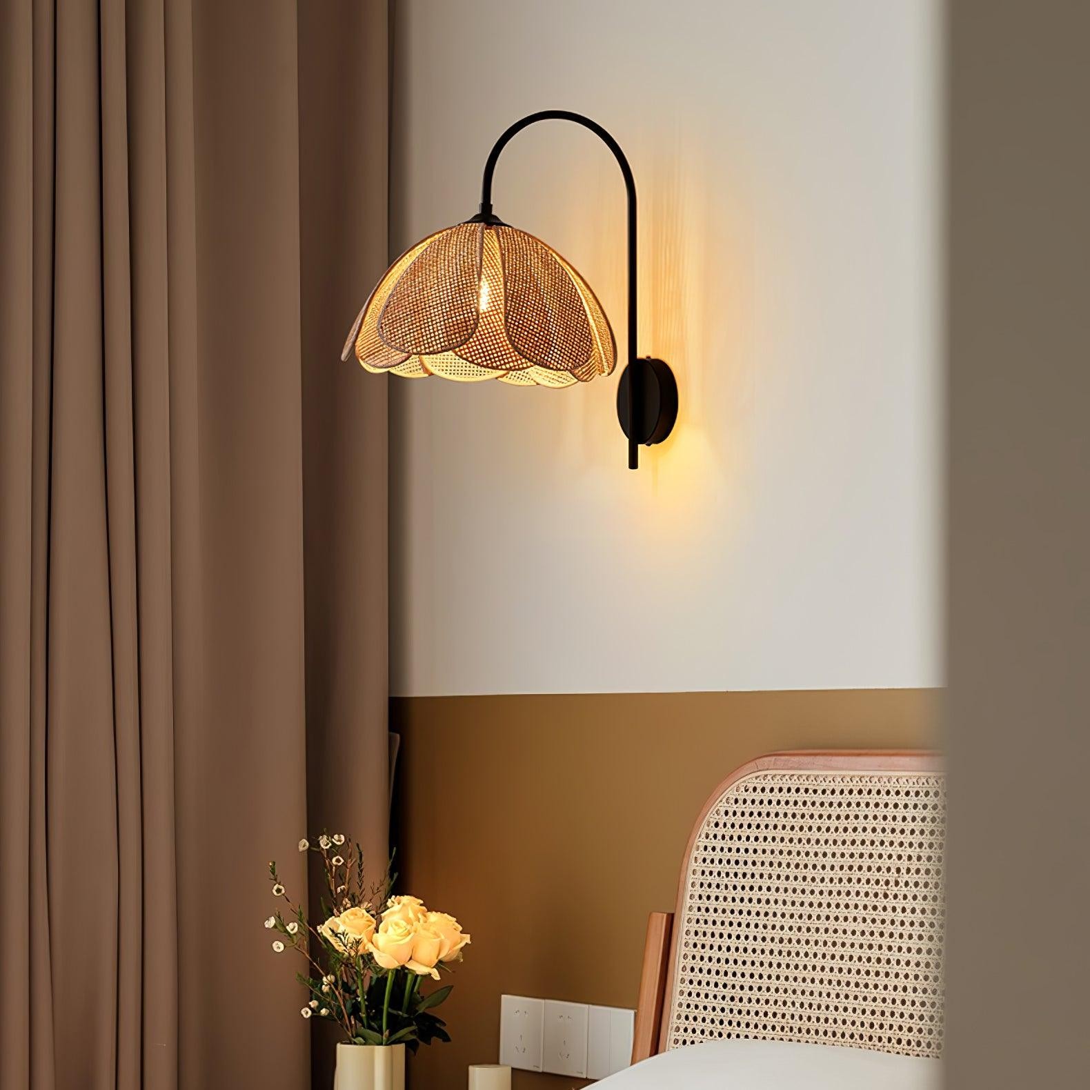 Rattanowa lampa ścienna z płatkami w scenie sypialni z zasłoną i krzesłem