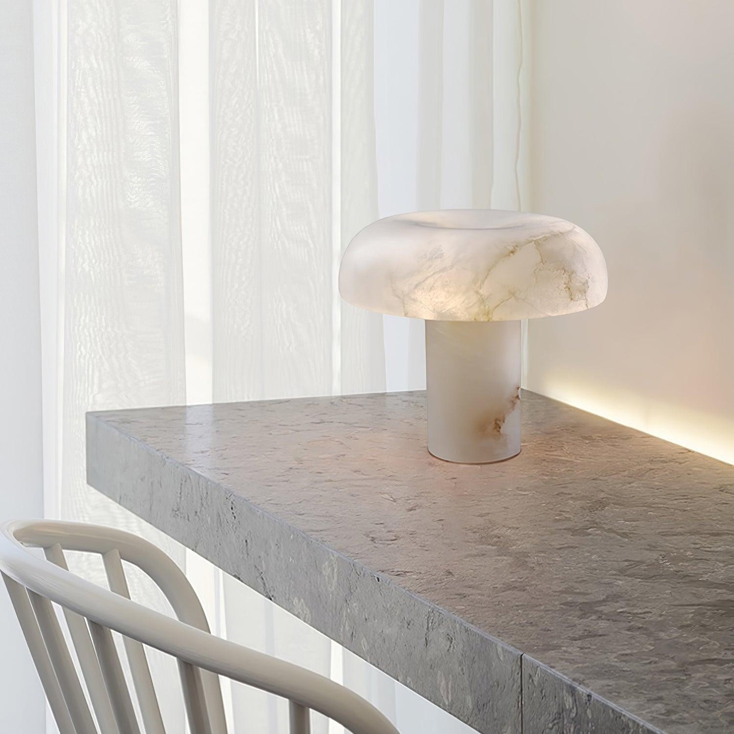 Lampa stołowa M450 przy oknie w jasnym pomieszczeniu