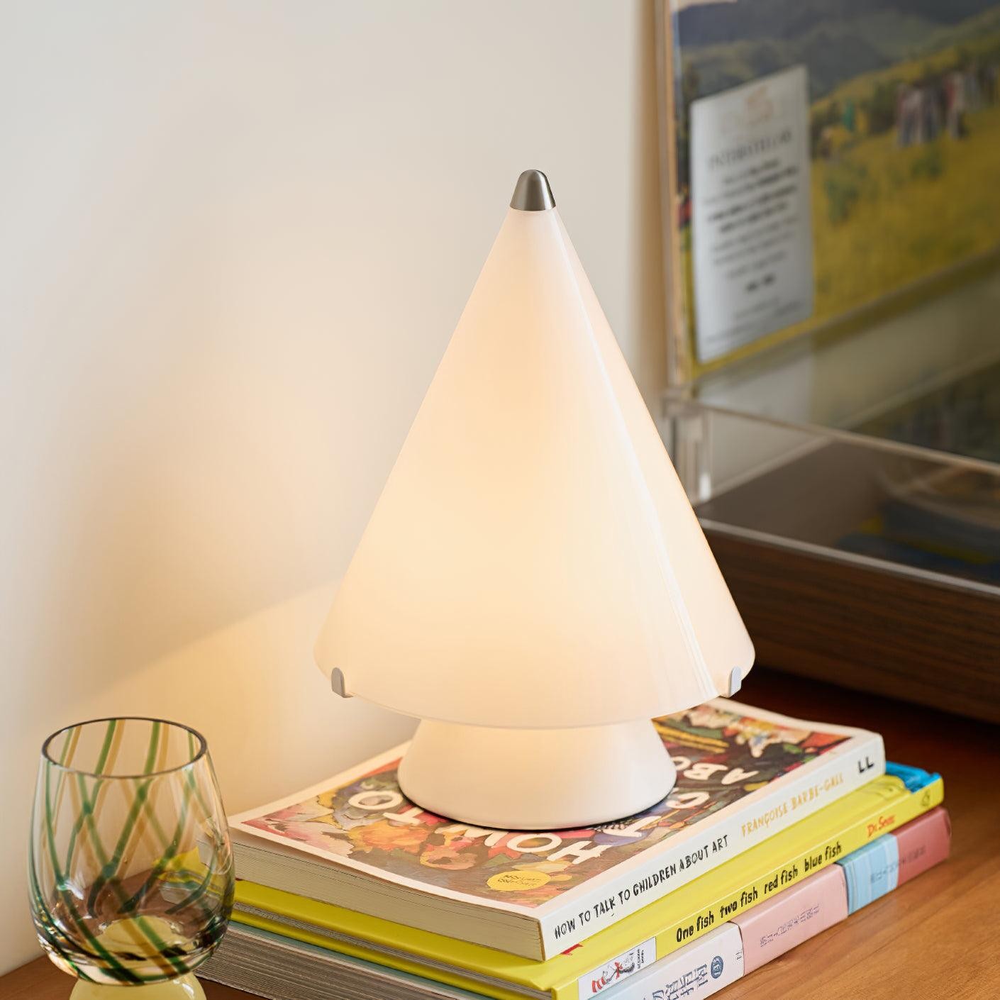 Lampa stołowa M46 na ułożonych książkach z dekoracją