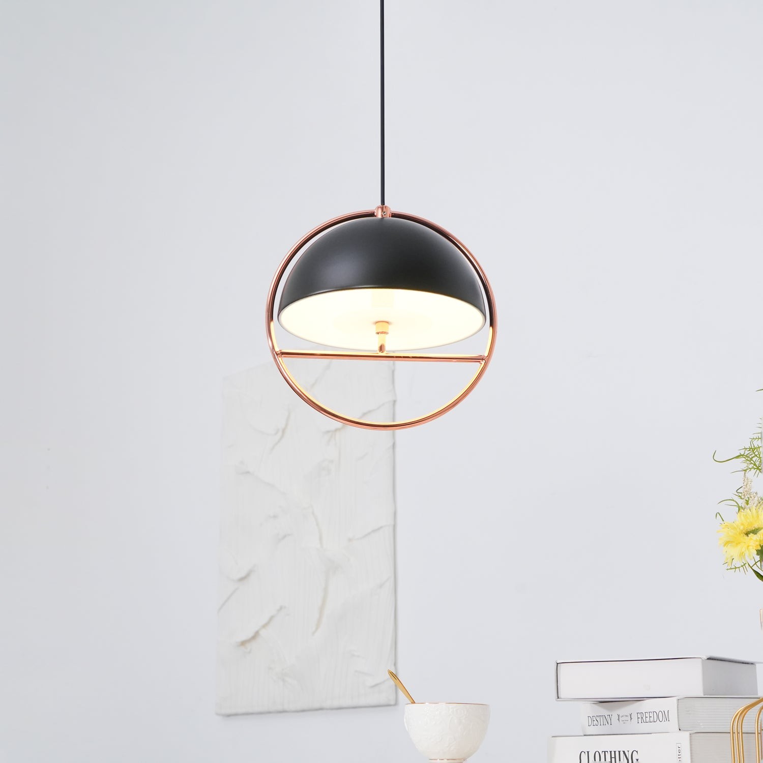 Lampa wisząca zainstalowana w minimalnej aranżacji ściany wewnętrznej