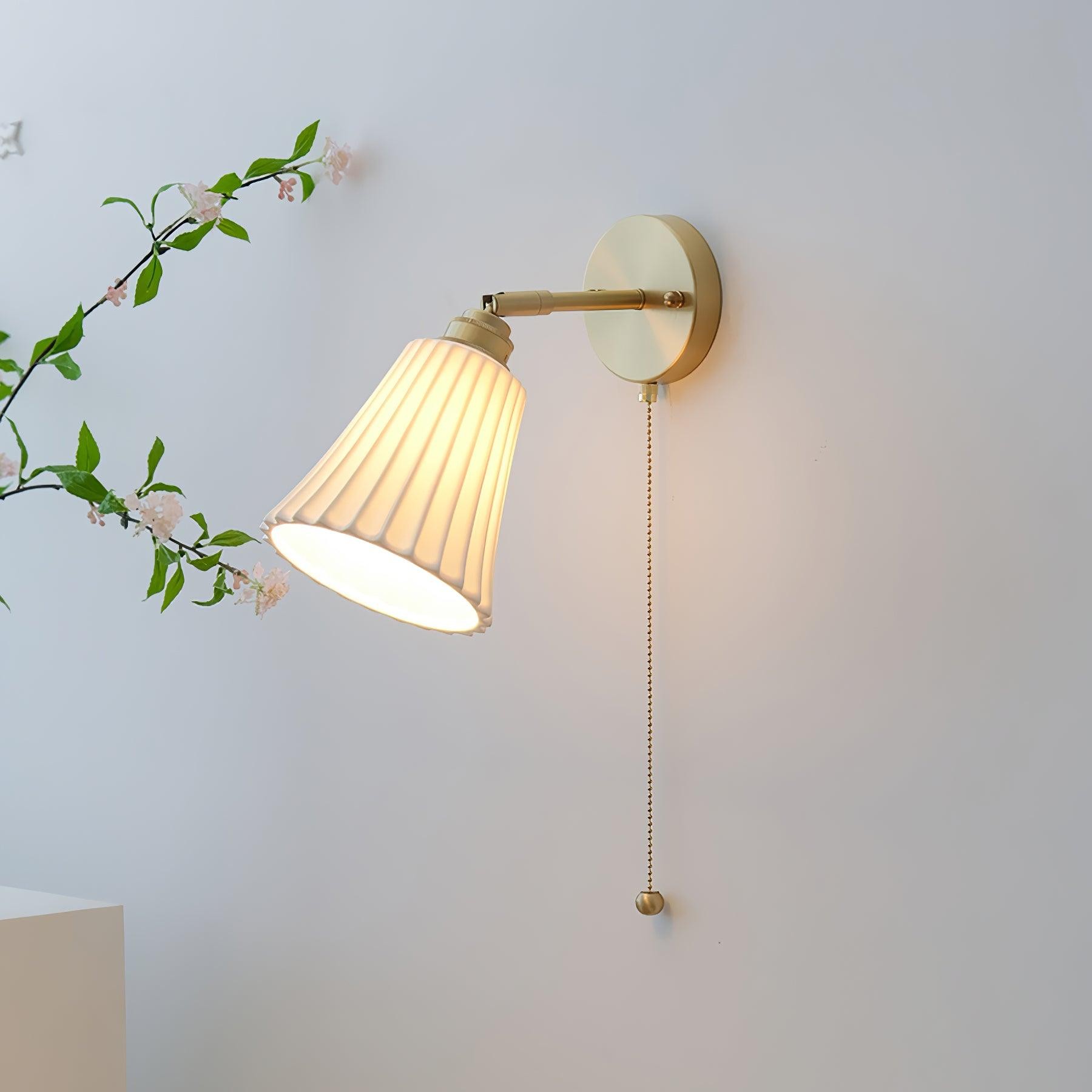 Zainstalowana lampa ścienna z motywem roślinnym i ciepłym światłem