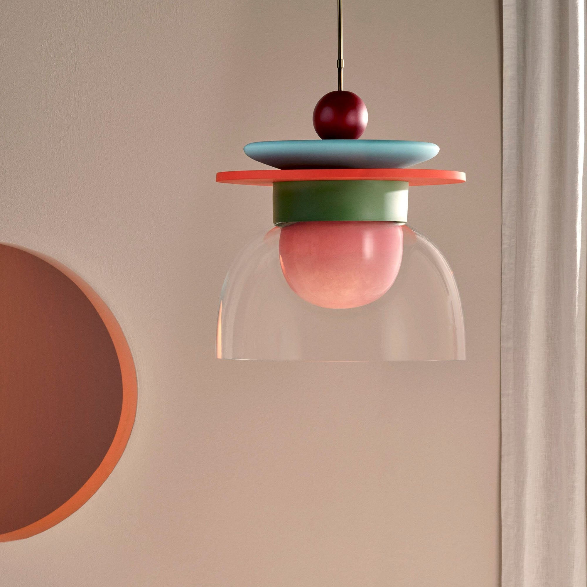 Szklana lampa wisząca Eirene w stylowym wnętrzu z dekoracją ścienną