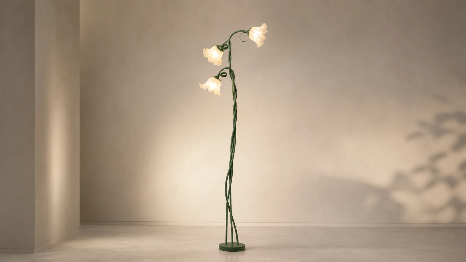 Lámpara de pie creativa con múltiples cabezales y forma de flor sinuosa en una habitación decorada con estilo.