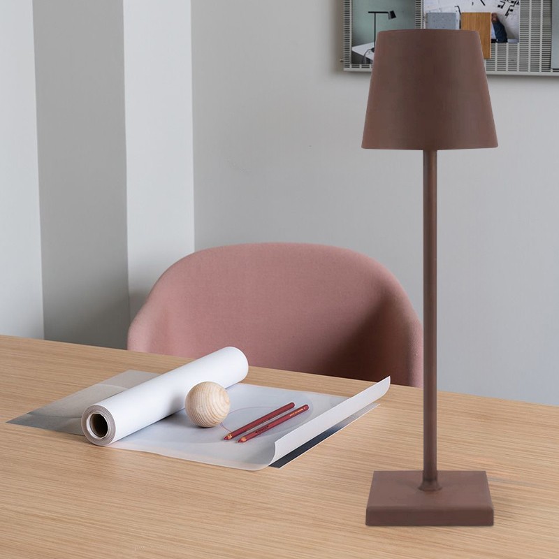 S11 uppladdningsbar bordslampa på ett skrivbord med stol och kontorsmaterial