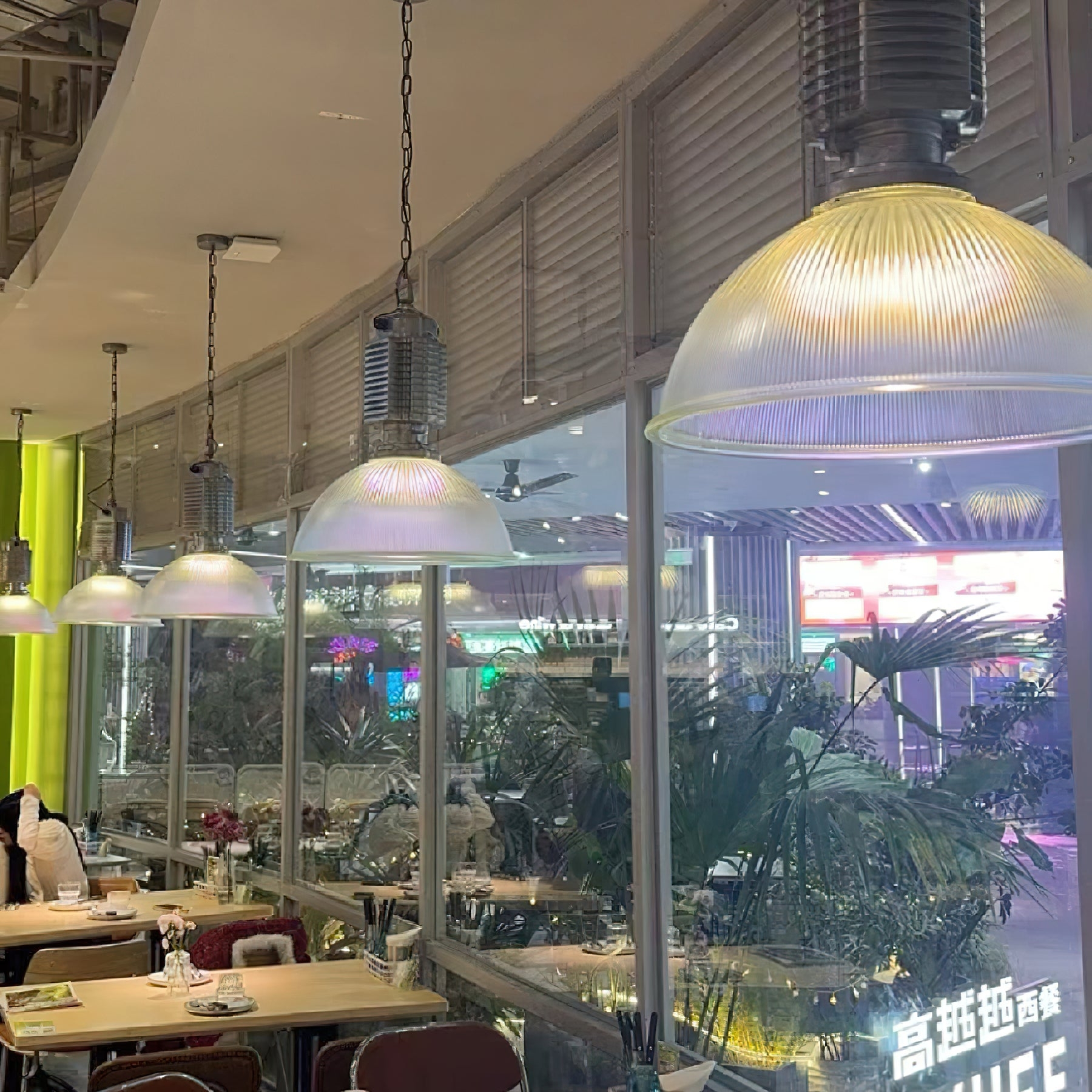Wiele lamp wiszących Lobay we wnętrzu restauracji