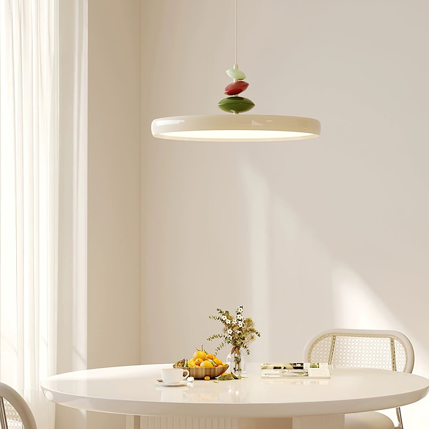 Nordisk UFO-pendel over et spisebord i et lyst rom