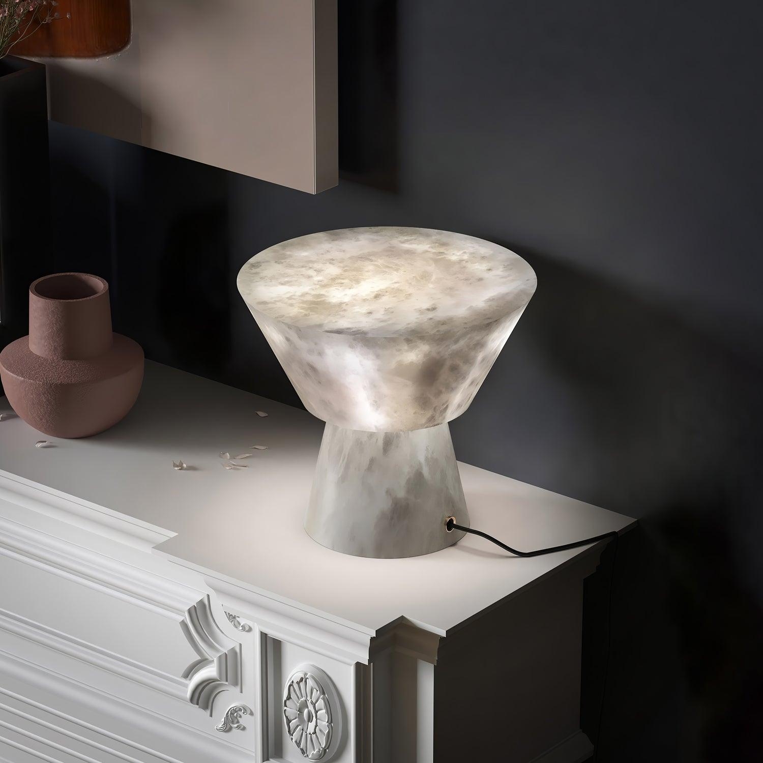 Nieoświetlona lampa Beta Marble na białej szafce z widocznym przewodem